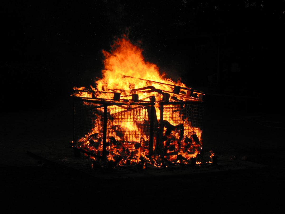 Osterfeuer der Dorfgemeinschaft Sende bei Nacht